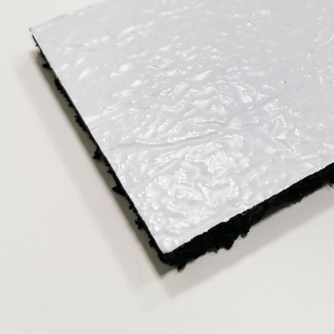 Gumová podložka s ALU folií (pás) pod konstrukci fotovoltaické elektrárny na střechu s hydroizolací z PVC fólie FLOMA UniPad ALU - 200 x 13 x 1 cm