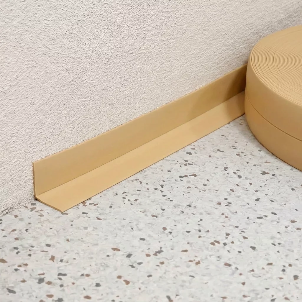 Hnědá plastová PVC soklová lišta F453 - 40 m x 3 cm x 3 cm