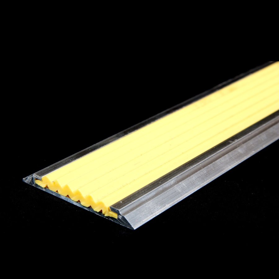 Žlutá hliníková schodová lišta s protiskluzovým páskem FLOMA Antislip - délka 100 cm, šířka 5,3 cm, výška 0,6 cm