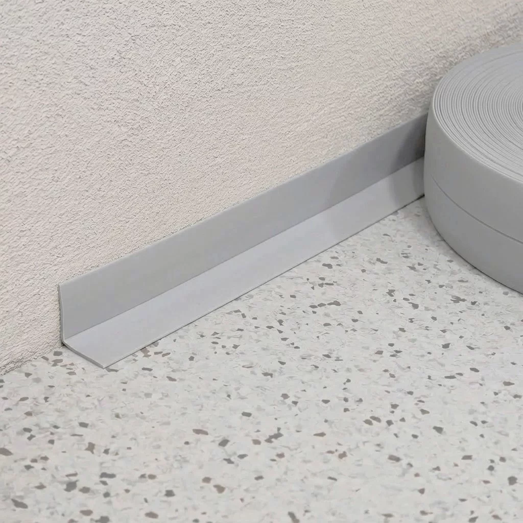 Bílá plastová PVC soklová lišta F230 - 40 m x 3 cm x 3 cm