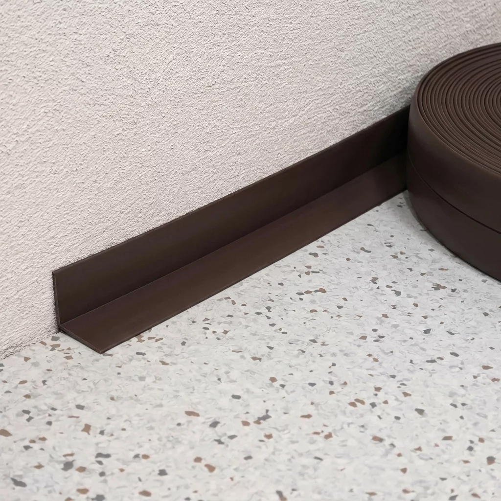 Hnědá plastová PVC soklová lišta F545 - 40 m x 3 cm x 3 cm