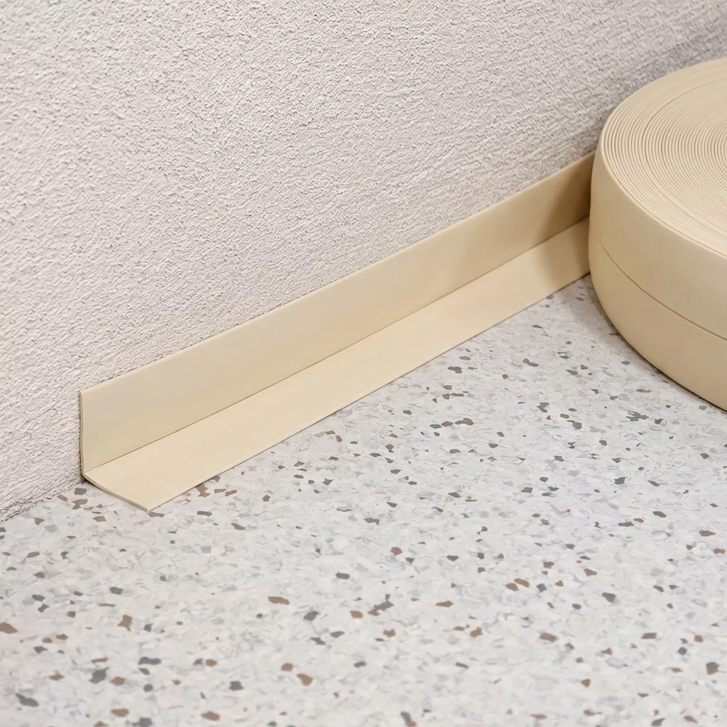 Béžová plastová PVC soklová lišta F541 - 40 m x 3 cm x 3 cm