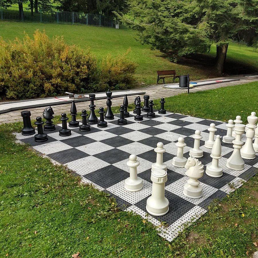 Černo-šedá plastová hra AvaTile Šachy - délka 4,25 m, šířka 4,25 m