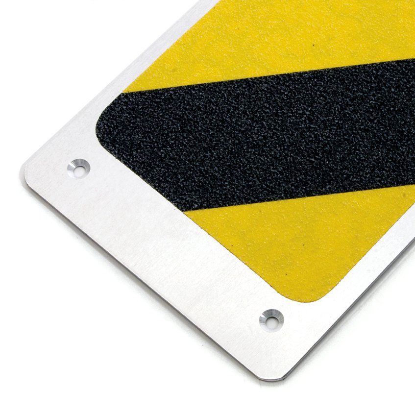 Černo-žlutý hliníkový protiskluzový nášlap na schody - délka 11,4 cm a šířka 62,5 cm 