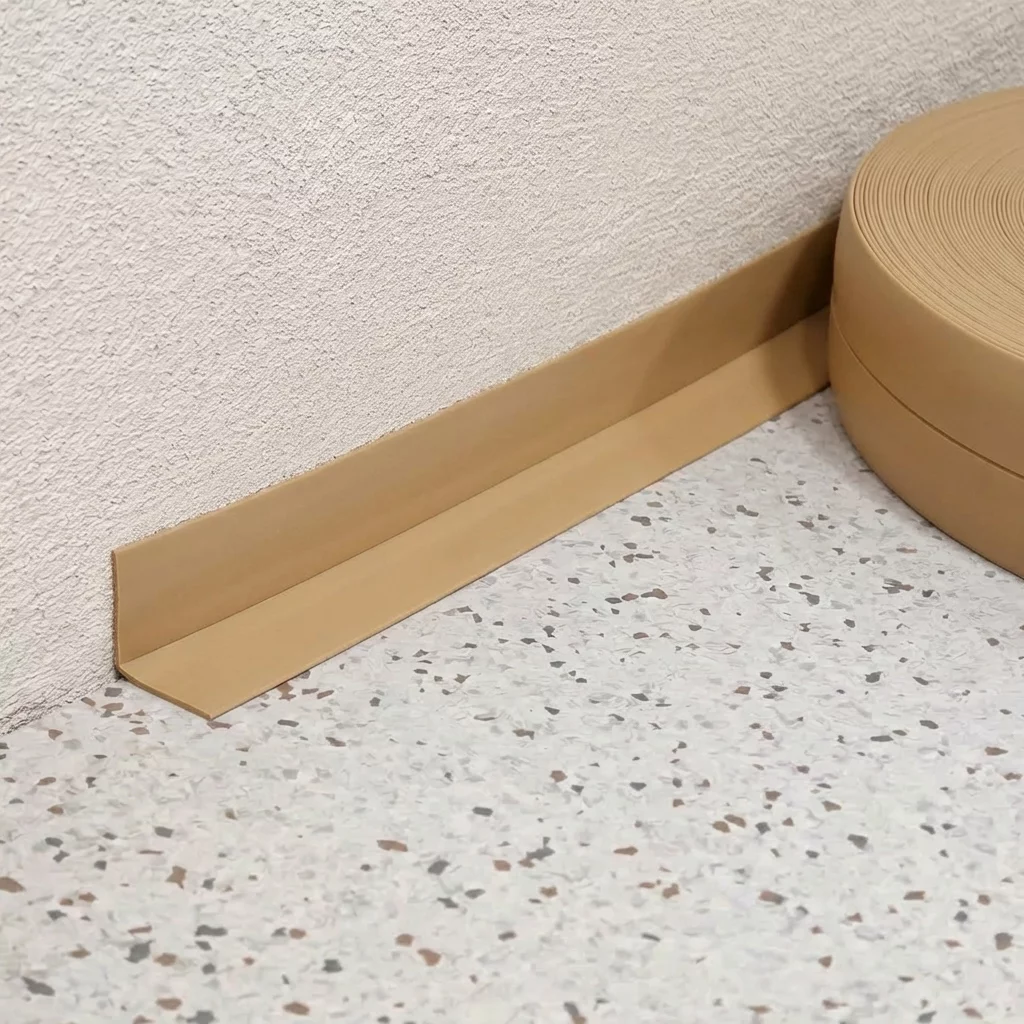 Hnědá plastová PVC soklová lišta F872 - 40 m x 3 cm x 3 cm