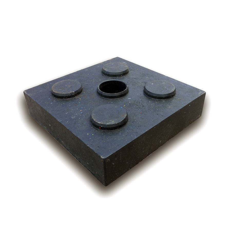 Černá plastová podkládací kostka "4 čepy + otvor" FLOMA RePVC - 23,8 x 23,8 x 5,3 cm