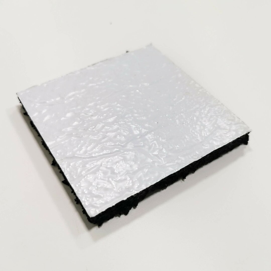 Gumová podložka s ALU folií pod konstrukci fotovoltaické elektrárny na střechu s hydroizolací z PVC fólie FLOMA UniPad ALU S730 - 20 x 20 x 1 cm